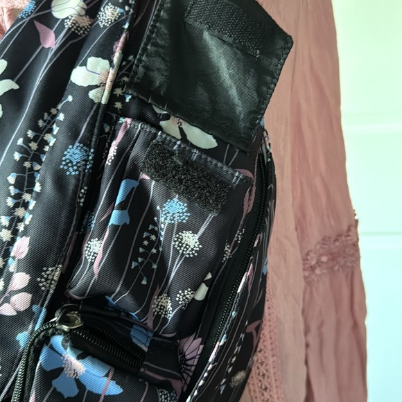 The Kamo Sling Bag With Adjustable Strap EUC - Picture 7 of 14